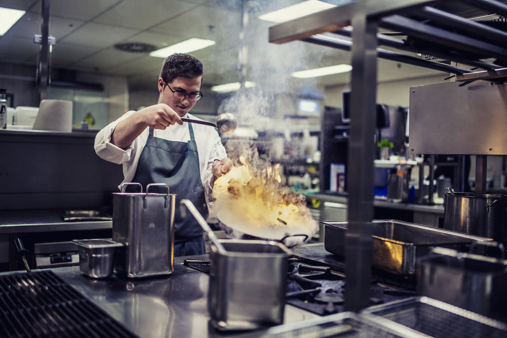 Rotterdam Marriott Hotel Zewnętrze zdjęcie A chef at work